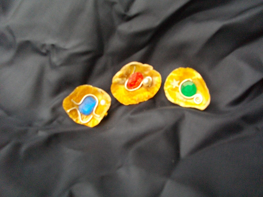 PETITES BROCHES EN NACRE L'UNE